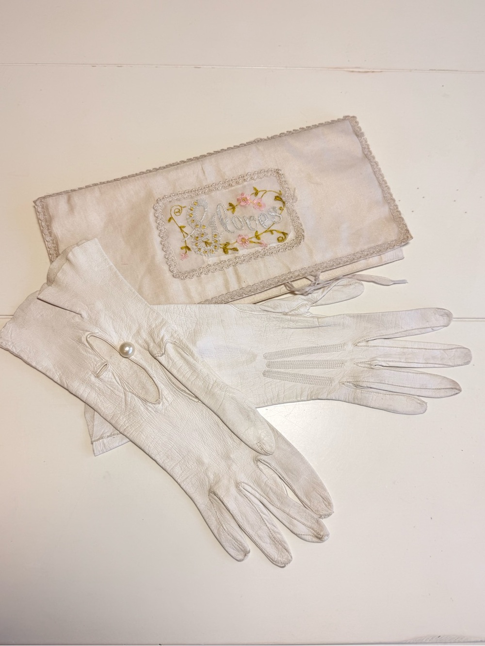 Antique Leather Ladies’ Gloves & Embroidered Glove Case • Size 6¼